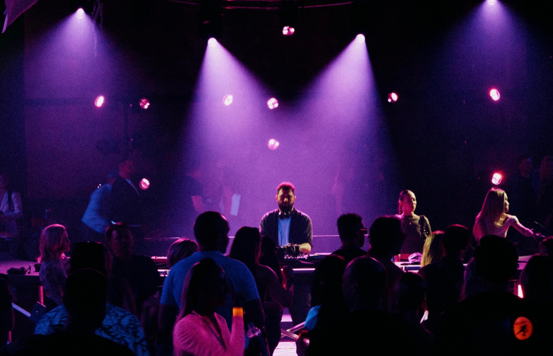 NORO performing live